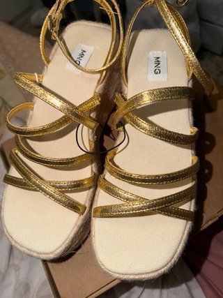 Sandalias cuña doradas Mango
