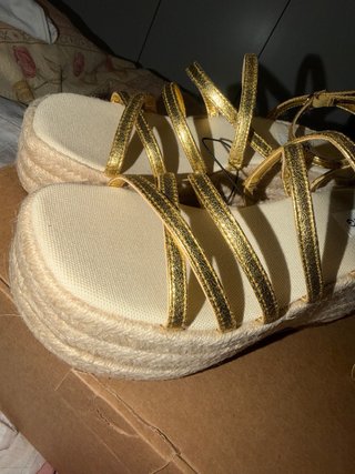Sandalias cuña doradas Mango