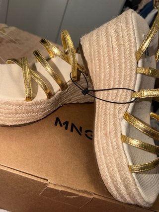 Sandalias cuña doradas Mango
