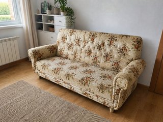Sofá de tela floral beige