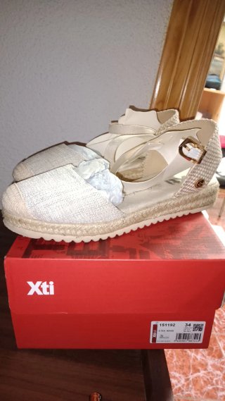Alpargatas niña Xti blancas. Cómo nuevo. Talla 34