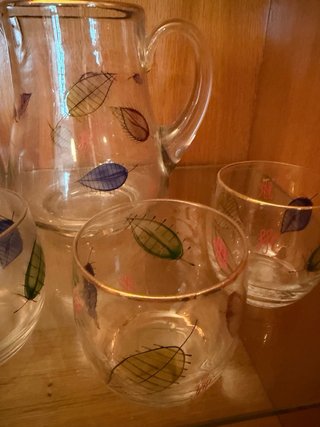 Juego de jarra y vasos con hojas