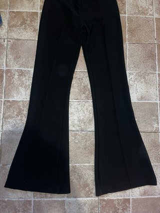 Pantalones negros acampanados