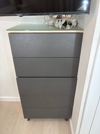 Cajonera gris con tapa de cristal
