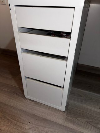 Escritorio blanco con cajonera