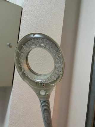 Lámpara LED de pie con lupa