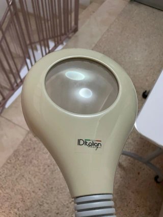 Lámpara LED de pie con lupa
