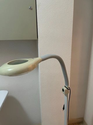 Lámpara LED de pie con lupa