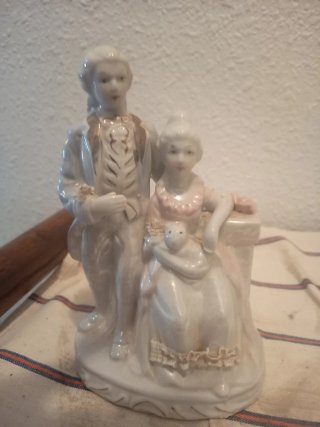 Figura de porcelana pareja con niño