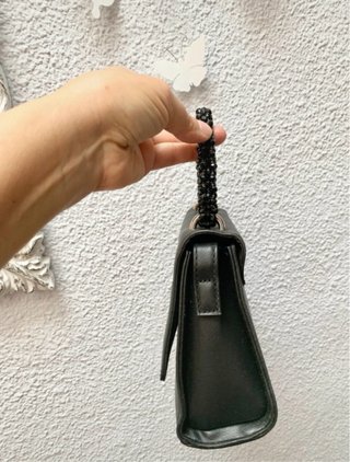 Coqueto bolsito fiesta negro con asa de pedrería