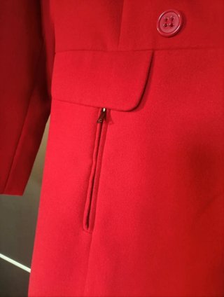 Abrigo de paño rojo