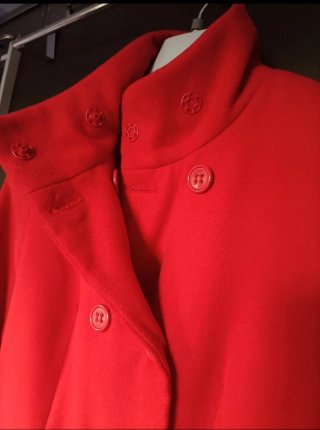 Abrigo de paño rojo