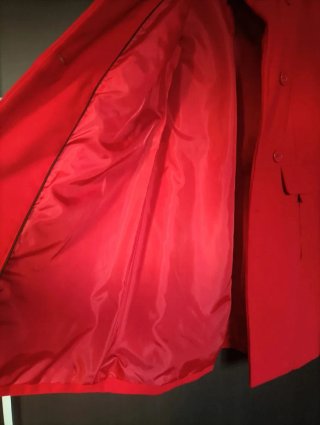 Abrigo de paño rojo