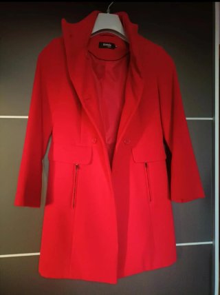 Abrigo de paño rojo