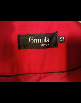 Abrigo de paño rojo