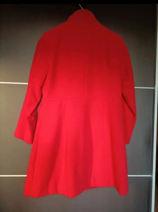 Abrigo de paño rojo