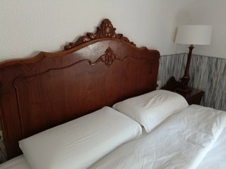 Dormitorio antiguo madera maciza hecho a mano