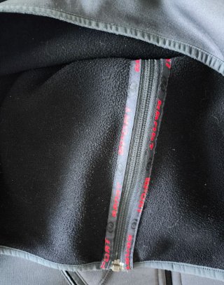 Chaqueta deportiva con capucha