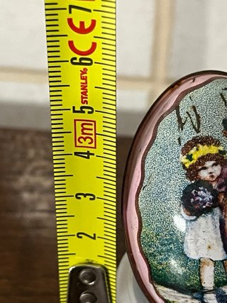 Uovo di latta decorato con bambine