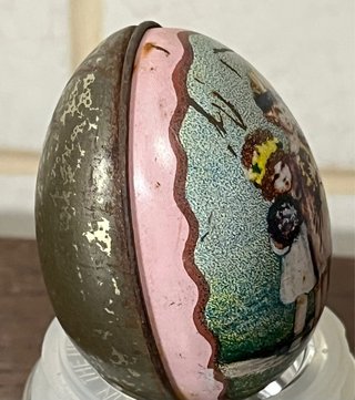 Uovo di latta decorato con bambine