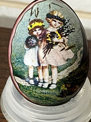 Uovo di latta decorato con bambine