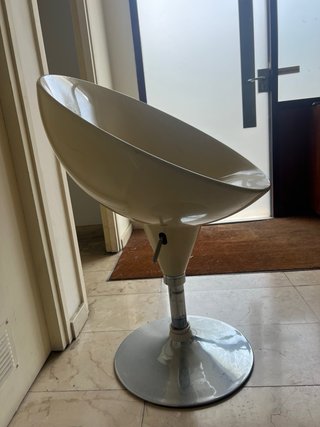 Silla giratoria huevo beige y plata