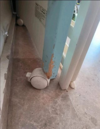 Cuna de bebé con osito azul