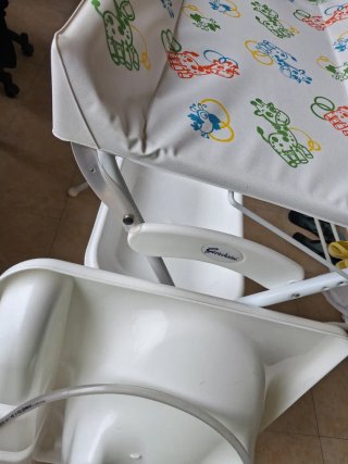 Cambiador y bañera portátil para bebé dos en uno.