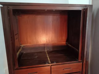 Mueble TV banak madera con puertas cristal