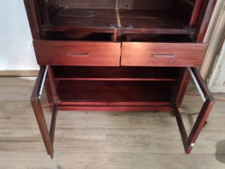 Mueble TV banak madera con puertas cristal