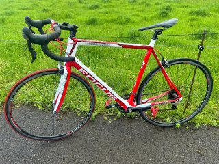 Bicicleta de carretera Focus Roja y Blanca