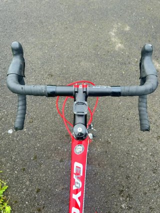 Bicicleta de carretera Focus Roja y Blanca