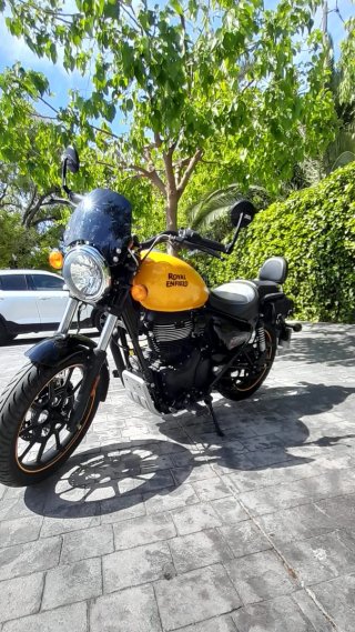 Royal Enfield Meteor 350 Negra/Amarilla