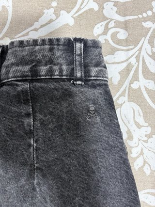 Pantalón Vaquero Gris Scalpers algo acampanados