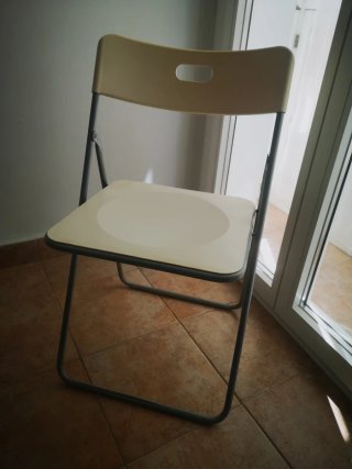 Sedia pieghevole Ikea beige e grigia