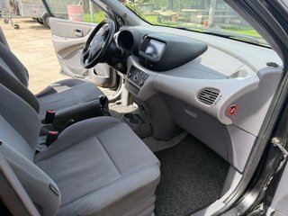 Nissan Almera Tino 2.2