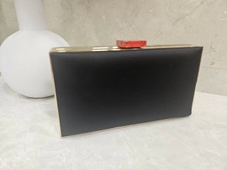 Bolso de mano Purificación García negro y dorado