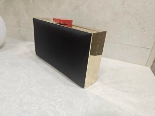 Bolso de mano Purificación García negro y dorado