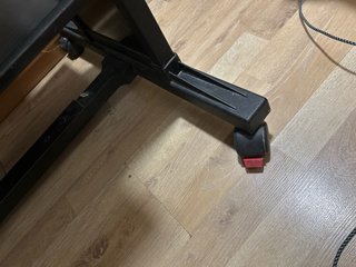 Escritorio negro con cajonera y ruedas
