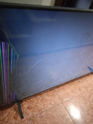 Televisor Negro con Pantalla Rota