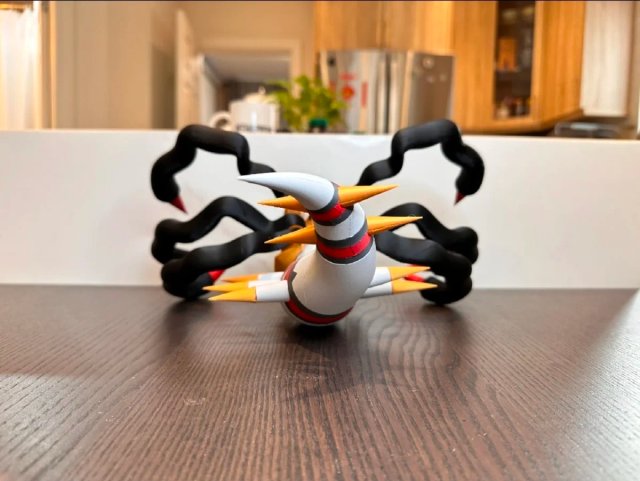 Figura Giratina Pokémon 17 cm de alto + Soporte