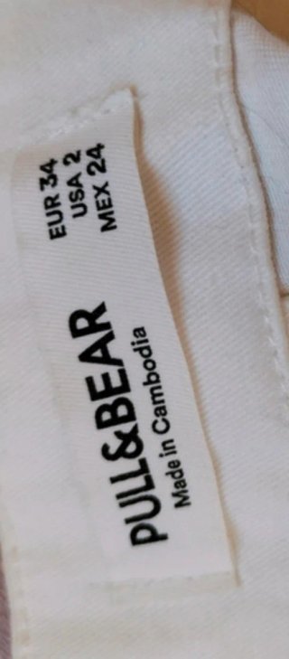 Pantalones cargo blancos.