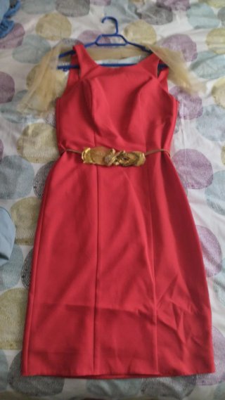 Vestido fiesta rojo con cinturón dorado