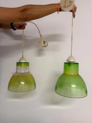 Lámparas colgantes verdes y transparentes