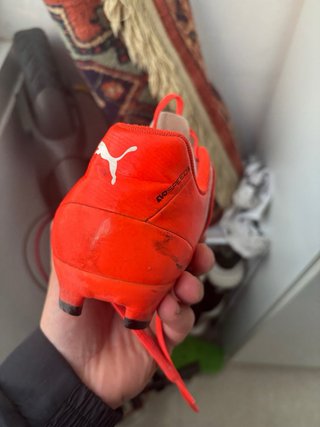 Botas de fútbol naranjas