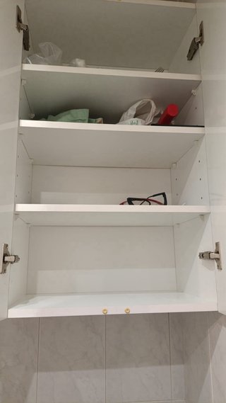 Mueble de baño con lavabo, espejo y armario