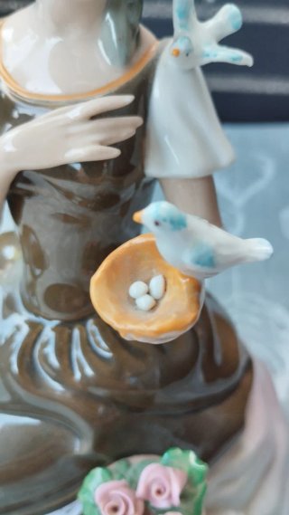 Figura de porcelana Gama mujer con pájaros