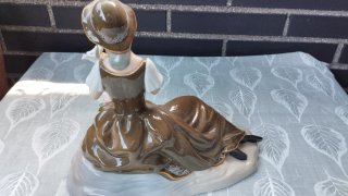 Figura de porcelana Gama mujer con pájaros