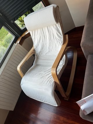 Silla mecedora de madera y tela beige