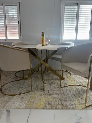 Mesa de lujo dorada y blanca